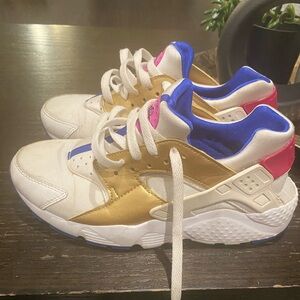 Nike Air Run Huarache peanut Youth size 7/women's 8.5